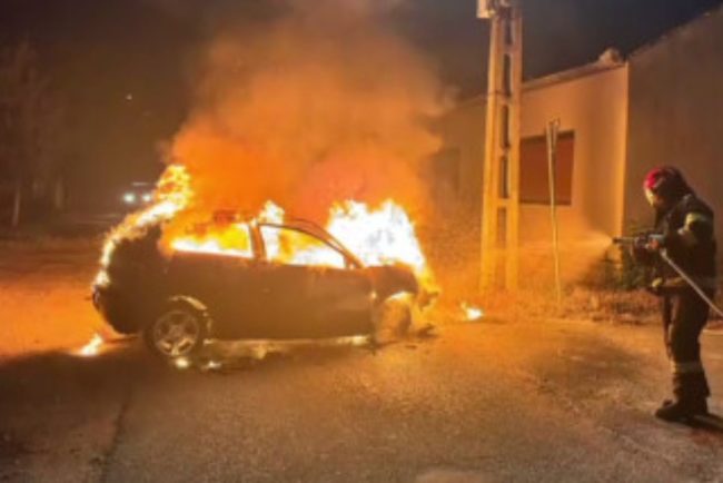 Masina abandonata distrusa de flacari in Iara Cluj Pompierii au intervenit de urgenta Autoturismul a fost mistuit in totalitate