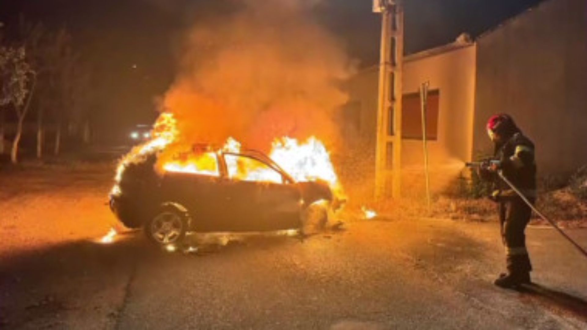 Masina abandonata distrusa de flacari in Iara Cluj Pompierii au intervenit de urgenta Autoturismul a fost mistuit in totalitate