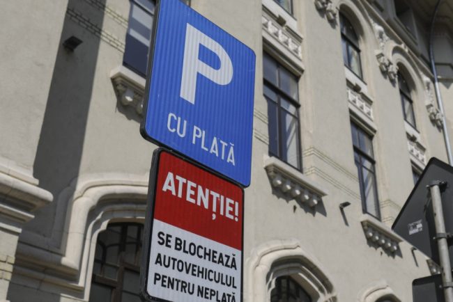 Masini personale prezente ca vehicule de serviciu pentru a beneficia de parcare gratuita Doi fosti comisari sefi din