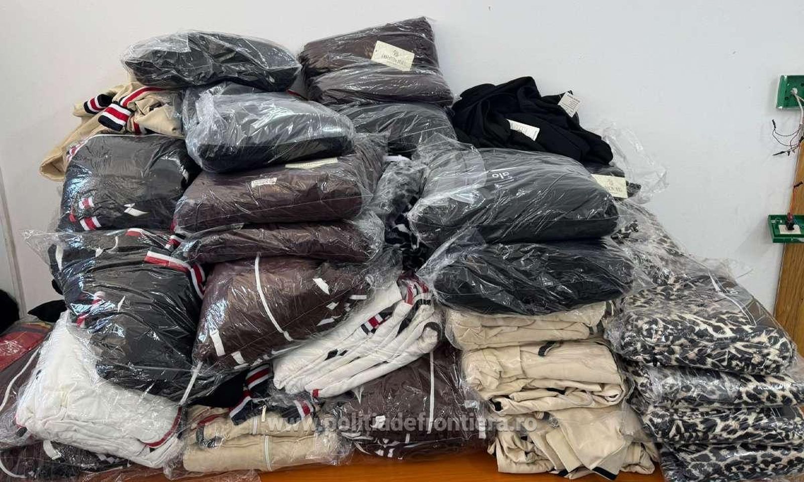 Mii de articole de imbracaminte parfumuri si incaltaminte suspectate de contrafacere gasite in vehicule din Turcia si Bulgaria
