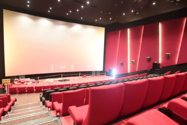Mii de oameni strabat sute de kilometri doar pentru a vedea acelasi film Cauzele acestui fenomen