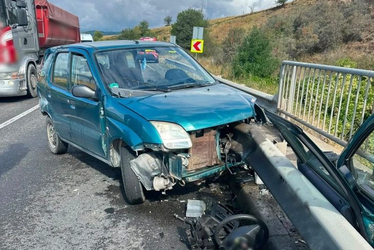 Momente de cosmar pe o sosea din Cluj Un barbat de 71 de ani a lovit parapetul cu masina in curba A fost preluat imediat de echipele medicale