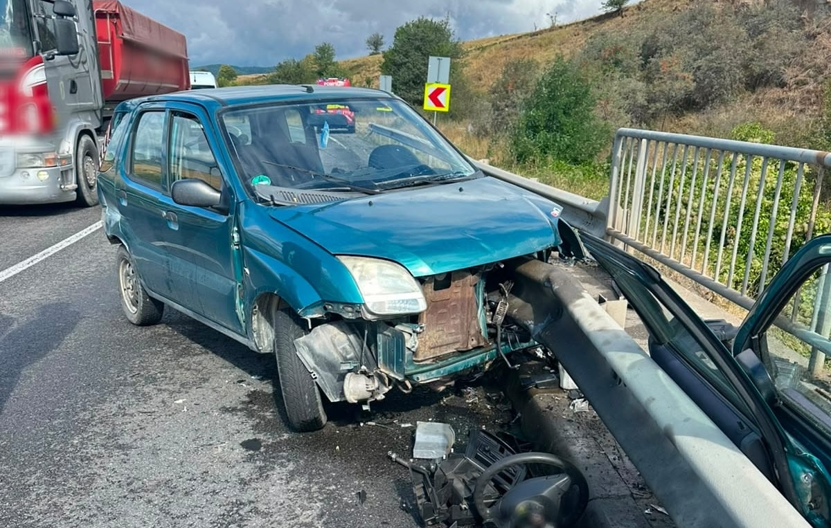 Momente de cosmar pe o sosea din Cluj Un barbat de 71 de ani a lovit parapetul cu masina in curba A fost preluat imediat de echipele medicale