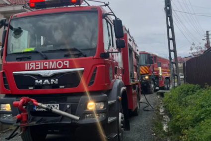 Momente de panică în Cluj! O cabană din lemn a fost mistuită de flăcări! Pompierii au intervenit pentru a stinge incendiul.