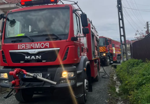 Momente de panica in Cluj O cabana din lemn a fost mistuita de flacari Pompierii au intervenit pentru a stinge incendiul