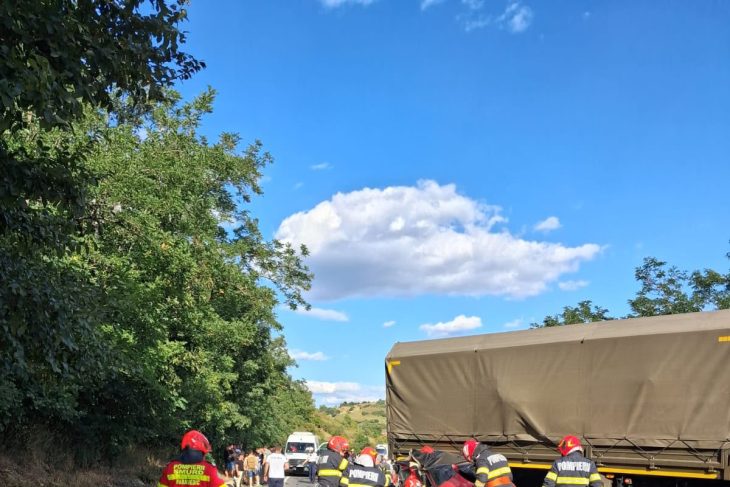Mures Trei persoane decedate printre care un copil in urma unei coliziuni intre trei automobile si un camion militar