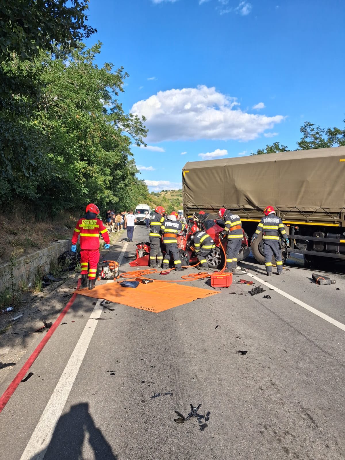 Mures Trei persoane decedate printre care un copil in urma unei coliziuni intre trei automobile si un camion militar