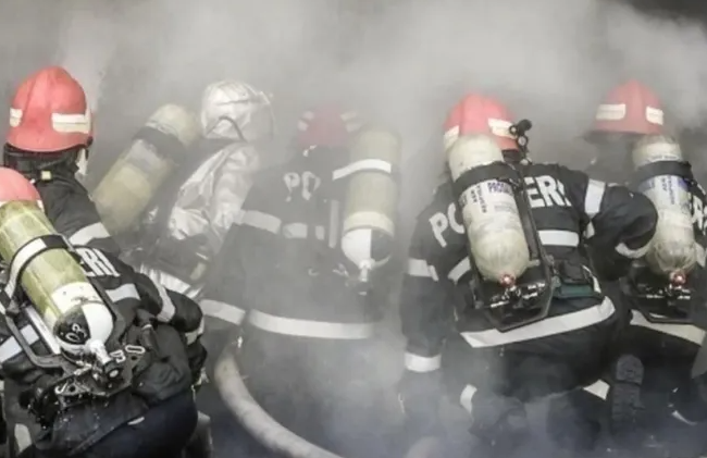 O baterie de dimensiuni reduse ar fi provocat incendiul care a inundat un apartament cu fum pe strada Albac din Cluj Napoca