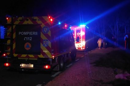 O persoană a dat foc unui apartament dintr-un bloc din Petroșani. Zeci de locatari au fost evacuați în timpul nopții.