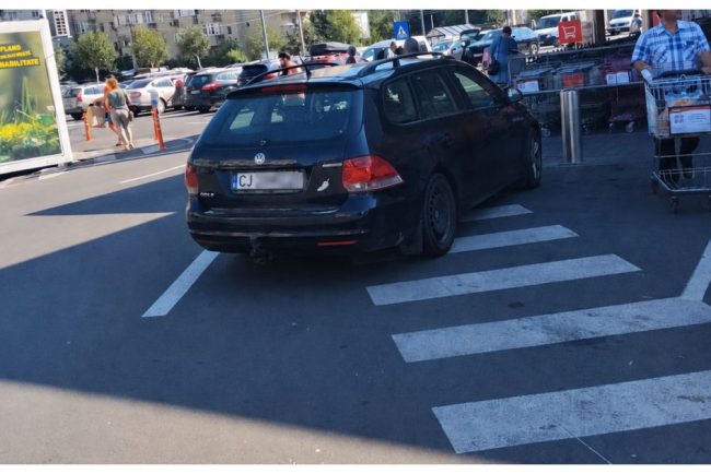Parcare de big boss in Cluj Napoca Sofer surprins cu masina pe trecerea de pietoni in fata unui supermarket Se destinde cu o tigara si o cafea