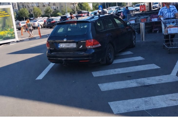 Parcare de big boss in Cluj Napoca Sofer surprins cu masina pe trecerea de pietoni in fata unui supermarket Se destinde cu o tigara si o cafea