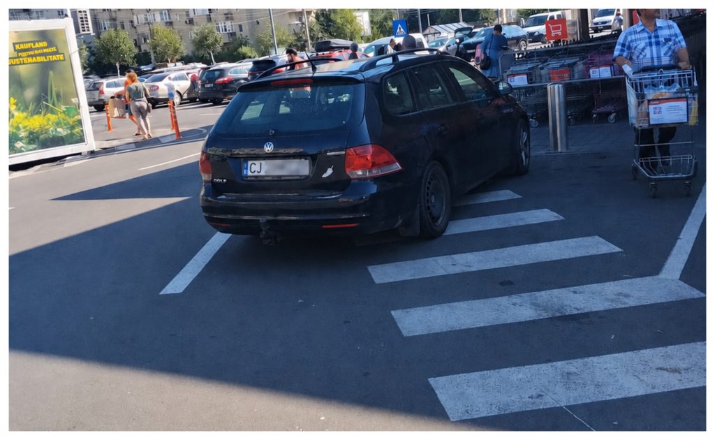 Parcare de big boss in Cluj Napoca Sofer surprins cu masina pe trecerea de pietoni in fata unui supermarket Se destinde cu o tigara si o cafea