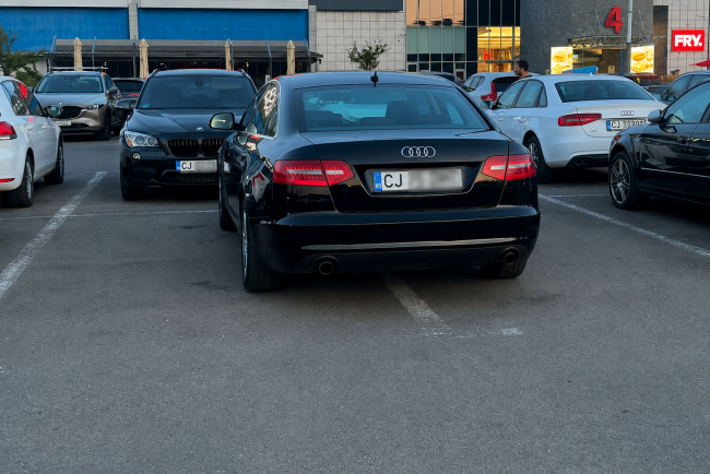 Parcare luxoasa la VIVO Cluj Un sofer a ocupat doua locuri de parcare provocand furia celor lalti soferi