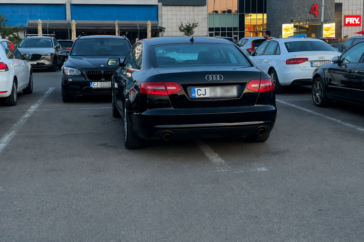 Parcare luxoasa la VIVO Cluj Un sofer a ocupat doua locuri de parcare provocand furia celor lalti soferi