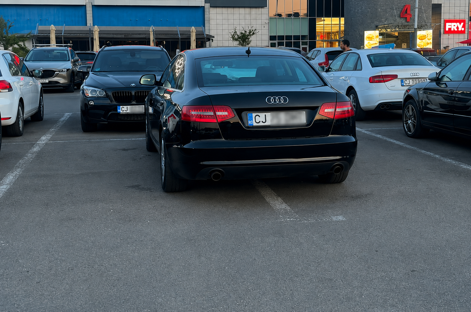 Parcare luxoasa la VIVO Cluj Un sofer a ocupat doua locuri de parcare provocand furia celor lalti soferi