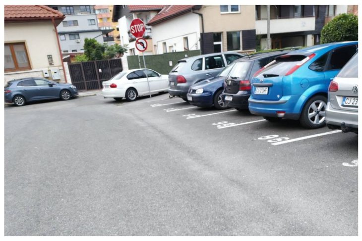 Pericol pentru pietoni pe o strada din Cluj Napoca Masinile ocupat trotuarul iar oamenii sunt nevoiti sa circule pe carosabil