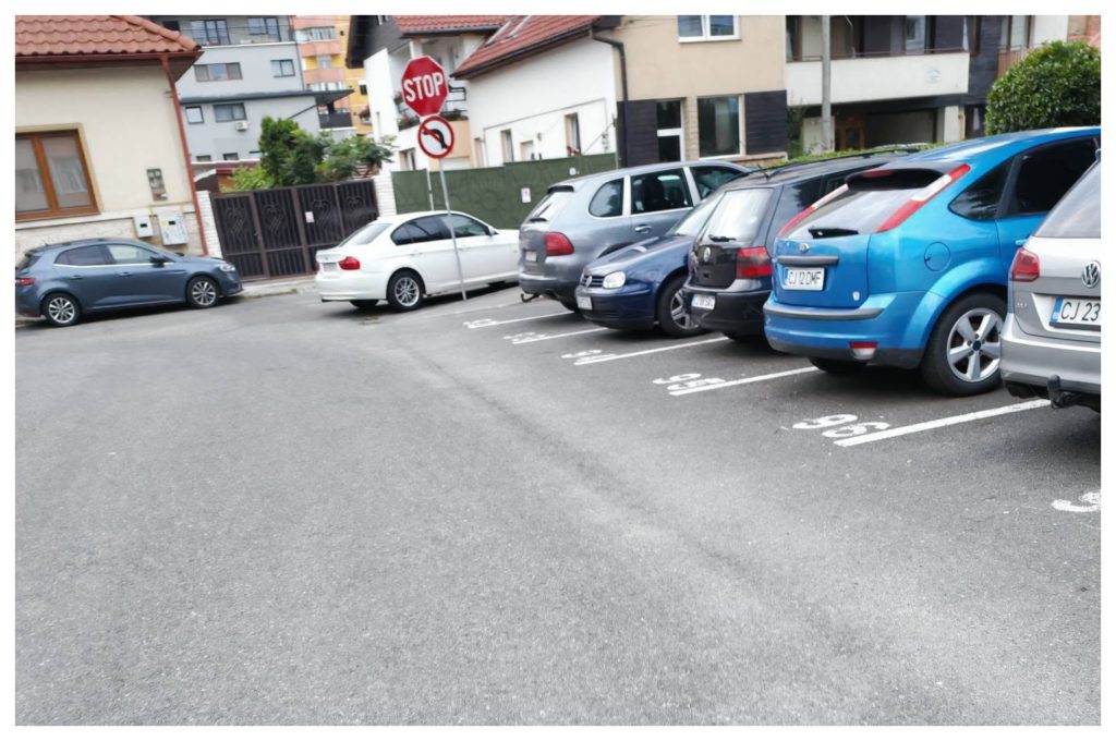 Pericol pentru pietoni pe o strada din Cluj Napoca Masinile ocupat trotuarul iar oamenii sunt nevoiti sa circule pe carosabil