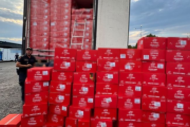 Peste 4 milioane de tigarete fara timbru fiscal gasite dintr un camion inregistrat in Ucraina