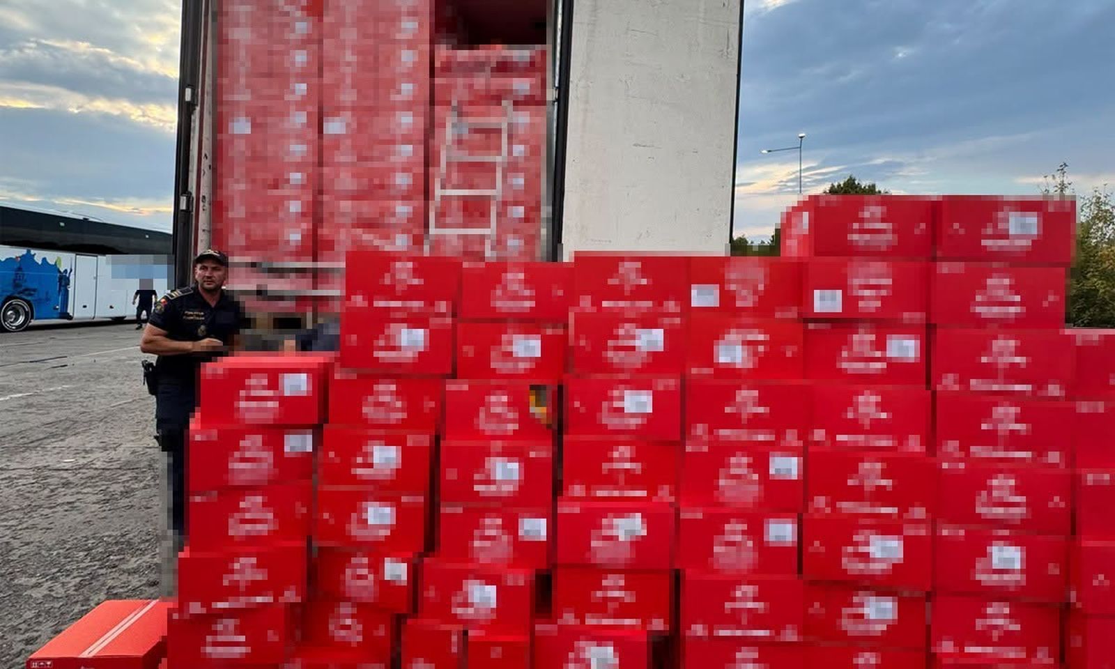 Peste 4 milioane de tigarete fara timbru fiscal gasite dintr un camion inregistrat in Ucraina