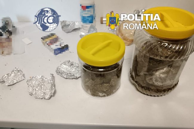 Politist penitenciar retinut pentru trafic de droguri prins in timp ce transporta 200 de grame de canabis