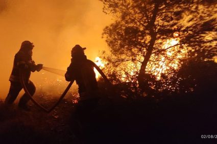 Pompierii români au luptat împotriva incendiilor din Grecia pe parcursul întregii nopți. Au salvat animale și au protejat localitățile amenințate de flăcări.