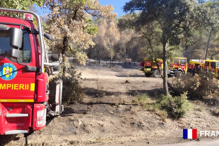 Pompierii romani in Franta si Grecia intervin in zone greu accesibile si patruleaza in regiuni cu risc de incendiu