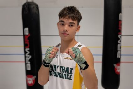 Povestea tânărului clujean de 17 ani care uimește în ring! De la campionatul județean de fotbal la podiumul mondial de kickboxing.
