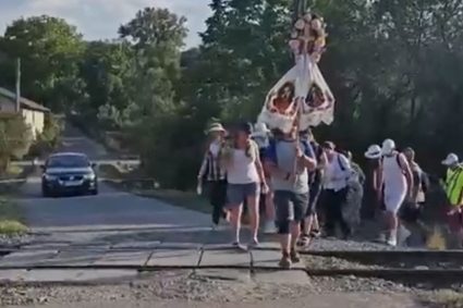 Povestea unui bărbat care călătorește anual către Mănăstirea Nicula și transmite un mesaj emoționant credincioșilor din Cluj: „Să ne apere”.