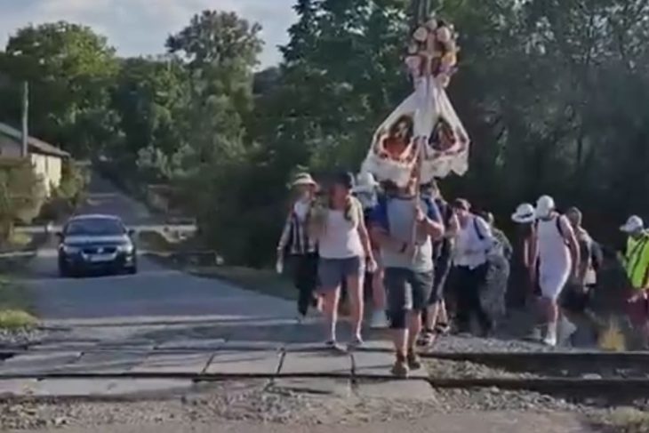 Povestea unui barbat care calatoreste anual catre Manastirea Nicula si transmite un mesaj emotionant credinciosilor din Cluj Sa ne apere
