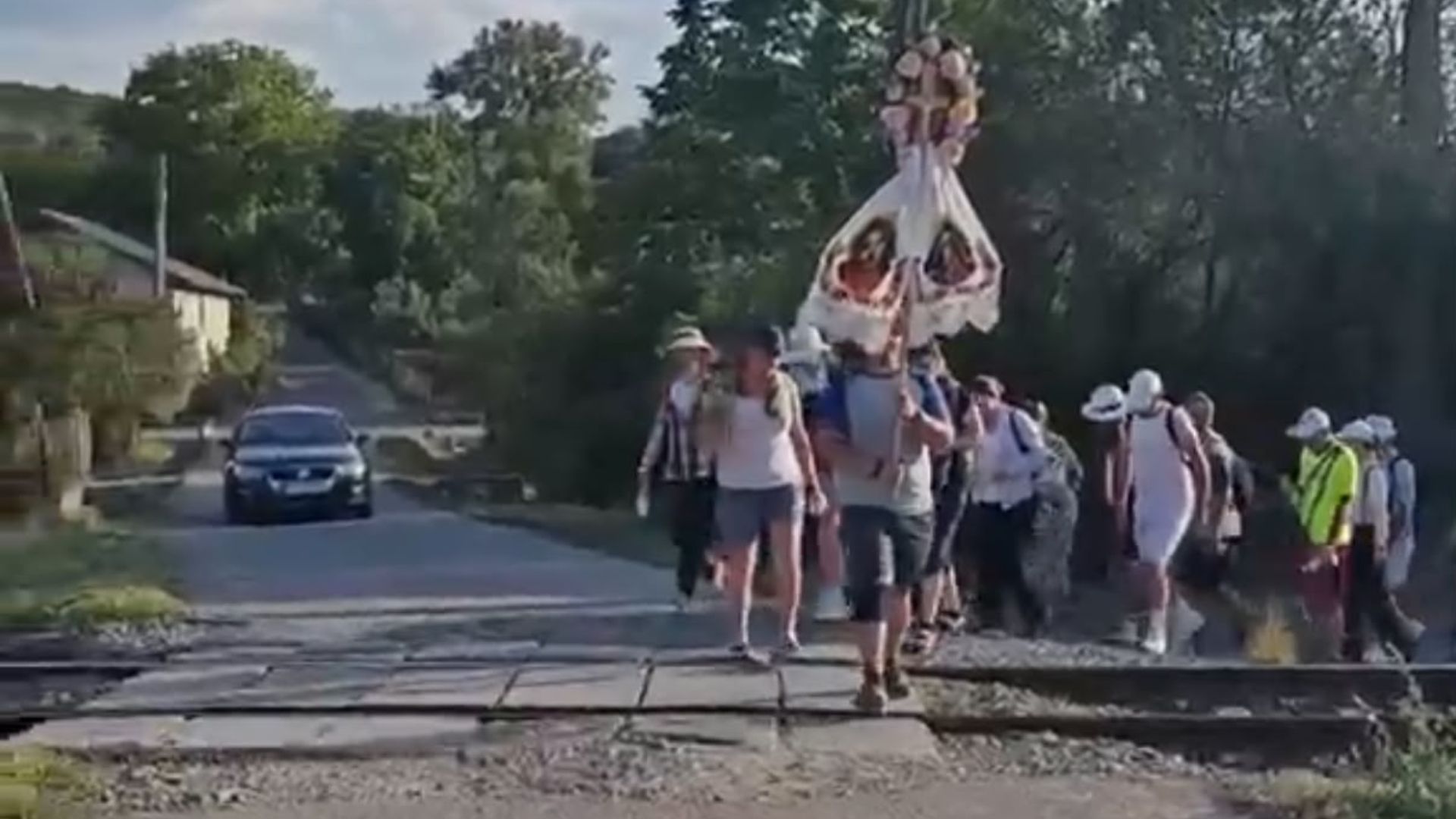Povestea unui barbat care calatoreste anual catre Manastirea Nicula si transmite un mesaj emotionant credinciosilor din Cluj Sa ne apere