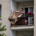 Primaria Cluj Napoca avertizeaza Scuturarea paturilor fetelor de masa sau covoarelor de pe balcon este considerata contraventie si va fi sanctionata