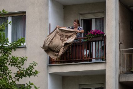 Primăria Cluj-Napoca avertizează: Scuturarea păturilor, fețelor de masă sau covoarelor de pe balcon este considerată contravenție și va fi sancționată.