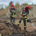 Primele fotografii cu pompierii romani aflati in Serbia Aceastia intervin in doua localitati pentru a stinge incendiile de vegetatie