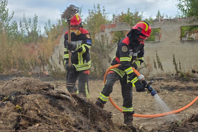 Primele fotografii cu pompierii romani aflati in Serbia Aceastia intervin in doua localitati pentru a stinge incendiile de vegetatie