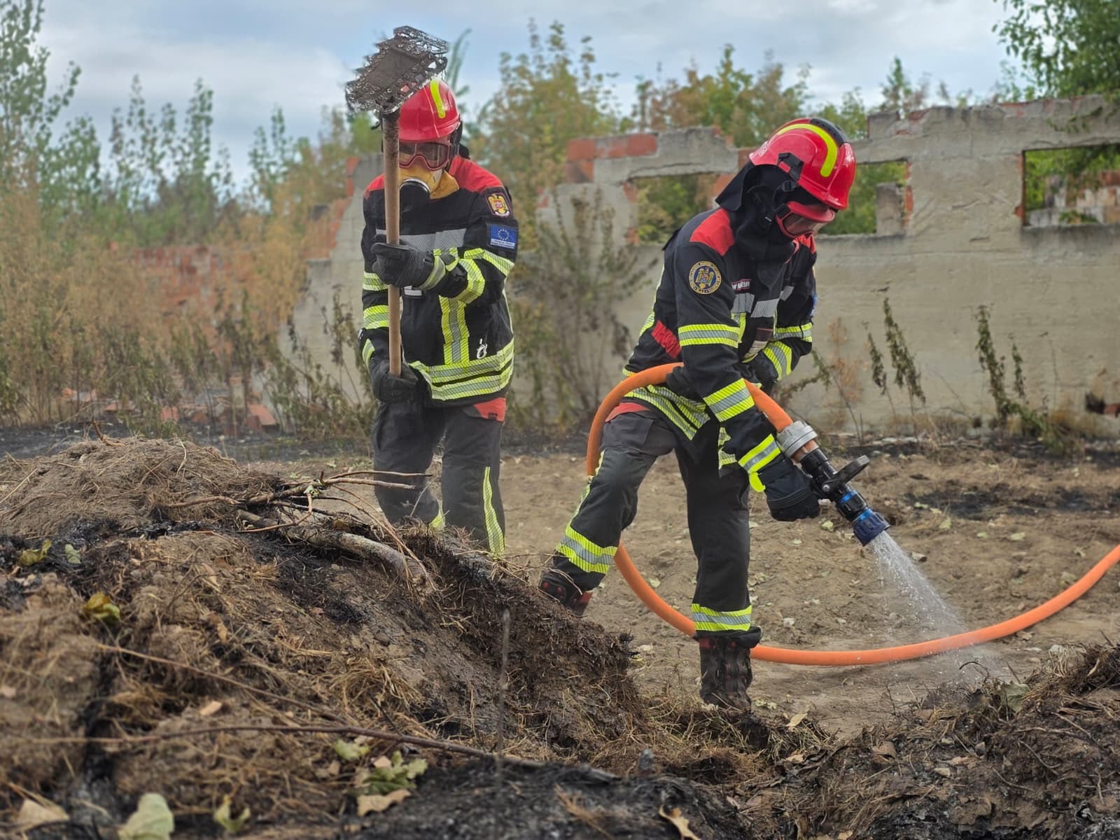 Primele fotografii cu pompierii romani aflati in Serbia Aceastia intervin in doua localitati pentru a stinge incendiile de vegetatie