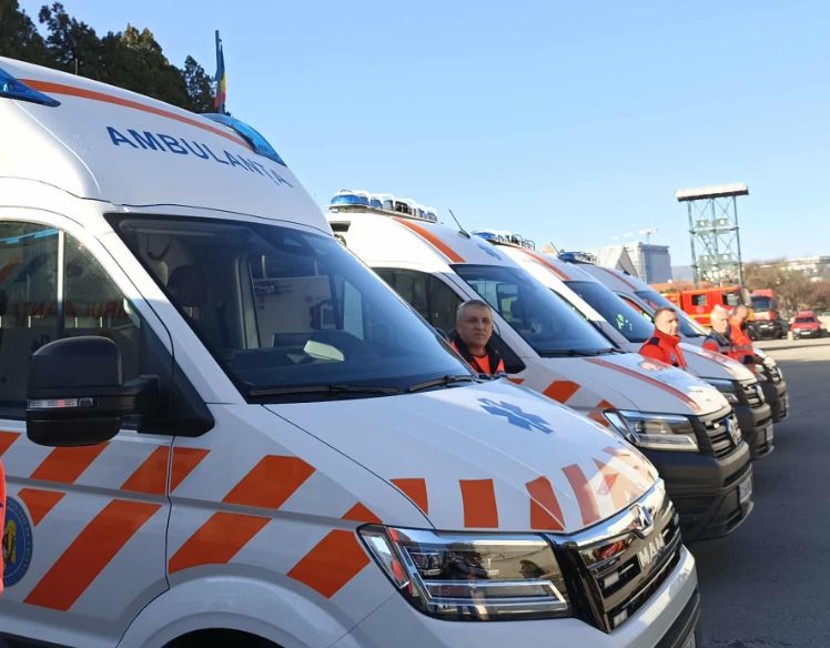 Primele retiniri in scandalul de la Recea Cristur Mai multe persoane au fost audiate dupa ce au vandalizat o ambulanta si l au ranit pe sofer