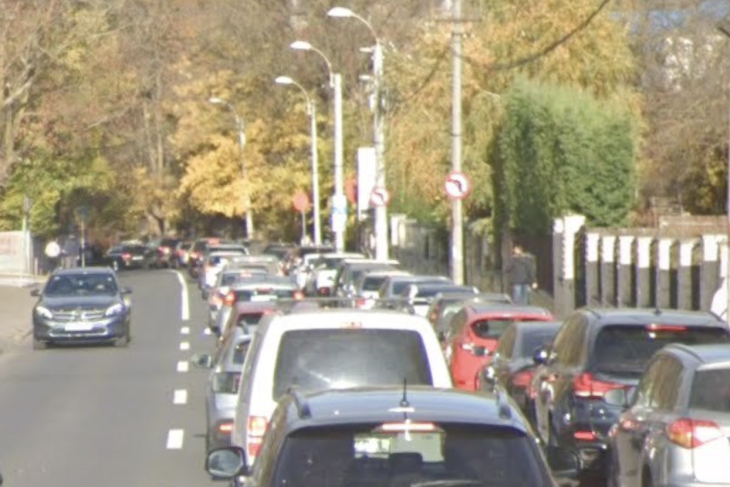 Problema de pe o strada din centrul Clujului ii infurie pe oameni soferii parcheaza haotic iar locurile se amesteca nefiind marcate