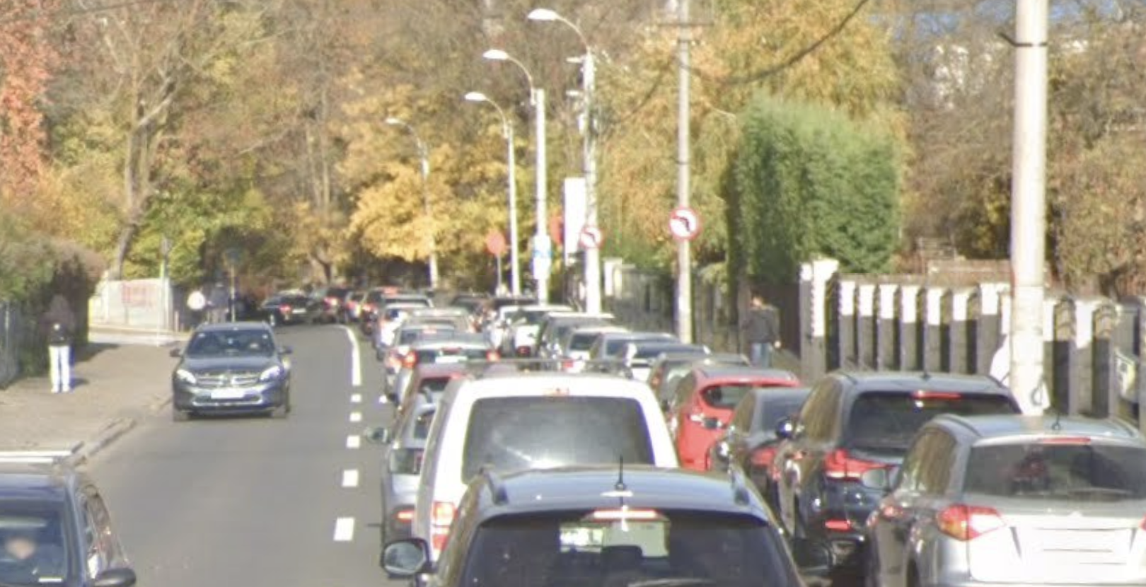 Problema de pe o strada din centrul Clujului ii infurie pe oameni soferii parcheaza haotic iar locurile se amesteca nefiind marcate
