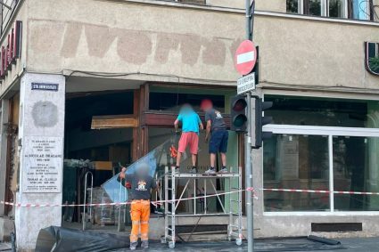 Revoltă la Cluj după înlocuirea geamurilor unei librării: „Mă deranjează vizual și îmi frânge inima”. Ultimele feronerie din lemn, înlocuite cu termopan alb.