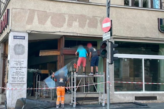 Revolta la Cluj dupa inlocuirea geamurilor unei librarii Ma deranjeaza vizual si imi frange inima Ultimele feronerie din lemn inlocuite cu termopan alb