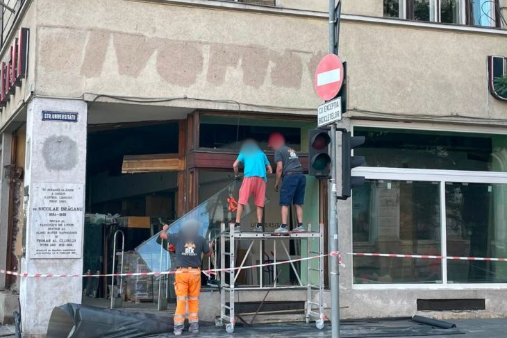 Revolta la Cluj dupa inlocuirea geamurilor unei librarii Ma deranjeaza vizual si imi frange inima Ultimele feronerie din lemn inlocuite cu termopan alb