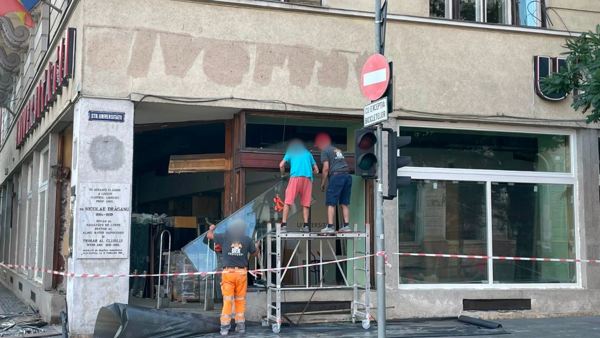 Revolta la Cluj dupa inlocuirea geamurilor unei librarii Ma deranjeaza vizual si imi frange inima Ultimele feronerie din lemn inlocuite cu termopan alb