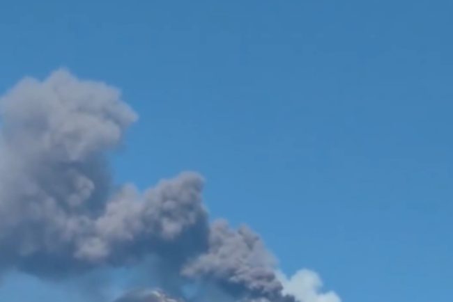 Romanii care merg in Sicilia atentionati dupa eruptia vulcanului Etna Zona de varf este inchisa
