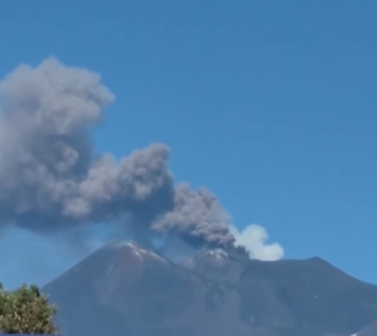 Romanii care merg in Sicilia atentionati dupa eruptia vulcanului Etna Zona de varf este inchisa