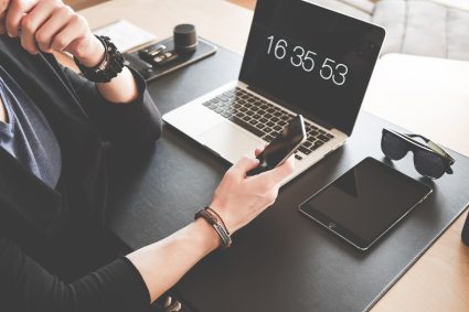 România depășește media UE în privința orelor de muncă. Trei din patru angajați lucrează între 40 și 44 de ore pe săptămână.