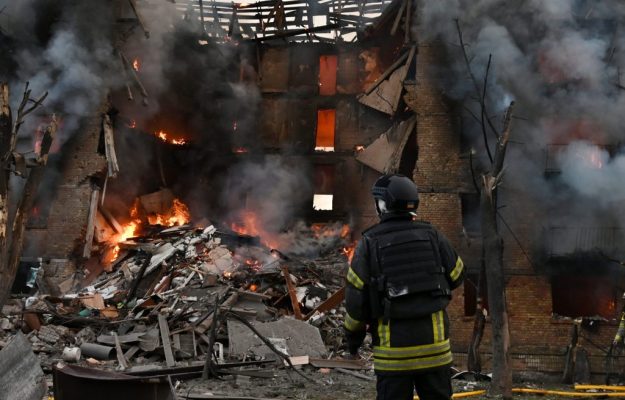 Rusia ataca din nou zonele rezidentiale din Ucraina Bombardamentele cu bombe ghidate au provocat moartea unei femei si au ranit zeci de oameni