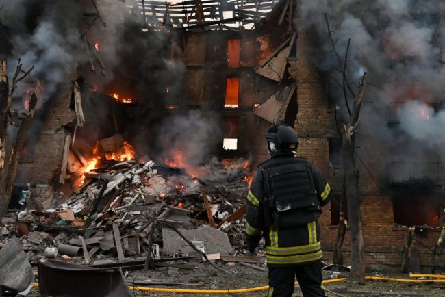 Rusia ataca din nou zonele rezidentiale din Ucraina Bombardamentele cu bombe ghidate au provocat moartea unei femei si au ranit zeci de oameni