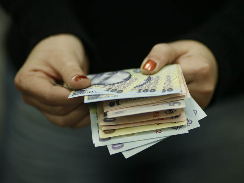 Salarii de 43 milioane de lei platite neoficial intr un complex turistic din Valcea