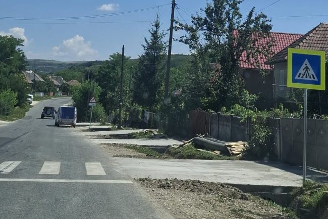 Santier de mari dimensiuni pe un drum judetean din Cluj Lucrarile se intind pe 30 de kilometri iar locuitorii din zona au parte de 185 de noi accesuri catre curtile lor