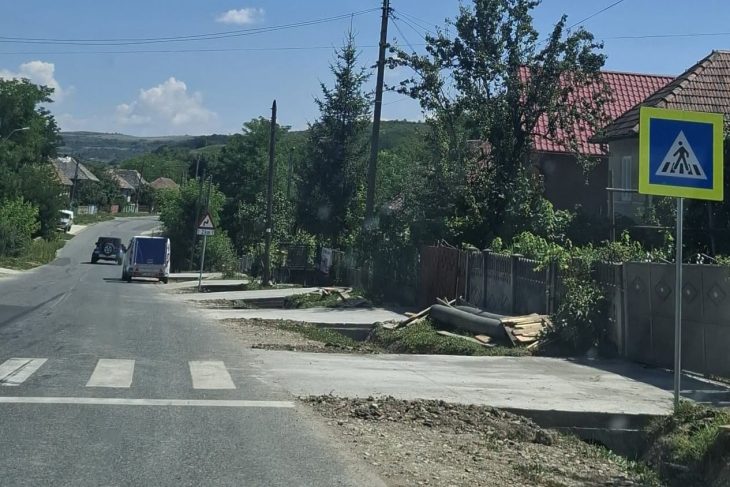 Santier de mari dimensiuni pe un drum judetean din Cluj Lucrarile se intind pe 30 de kilometri iar locuitorii din zona au parte de 185 de noi accesuri catre curtile lor